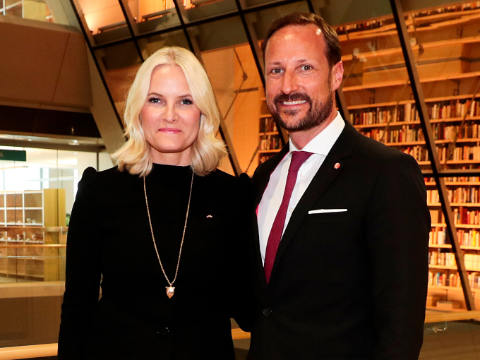 The Crown Prince and Crown Princess in Latvia’s beautiful national library. Photo: Lise Åserud, NTB scanpix
